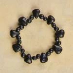 Pulsera elaborada de manera artesanal con barro negro