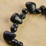 Pulsera elaborada de manera artesanal con barro negro