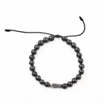 Pulsera con cuentas de barro negro y dije plateado. Diferentes modelos