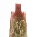 Escultura de barro en forma cencerro duotono verde-arcilla