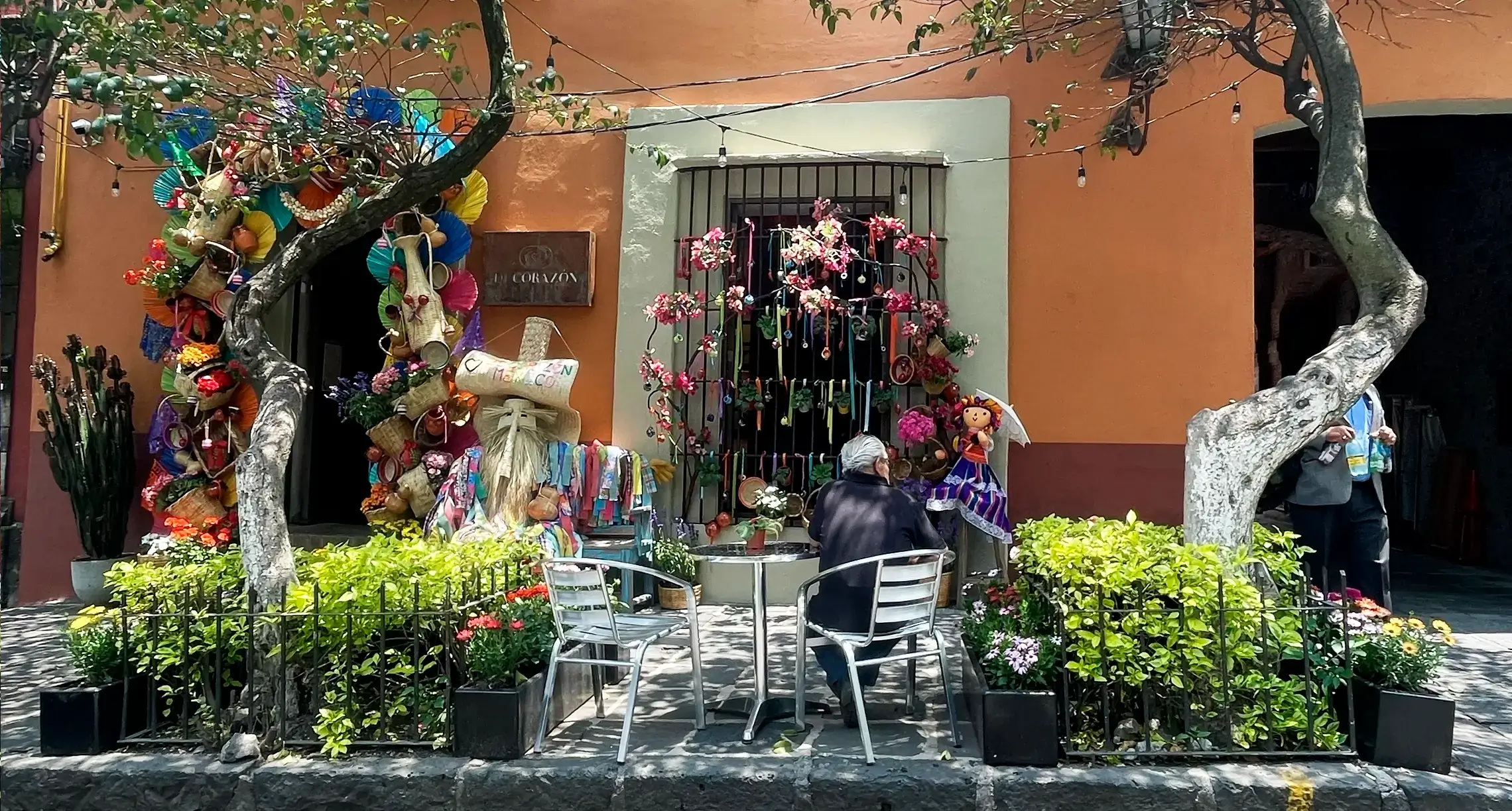 Artesanías mexicanas coloridas exhibidas en un mercado tradicional