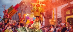 Escena vibrante de la Guelaguetza con bailarines en trajes típicos
