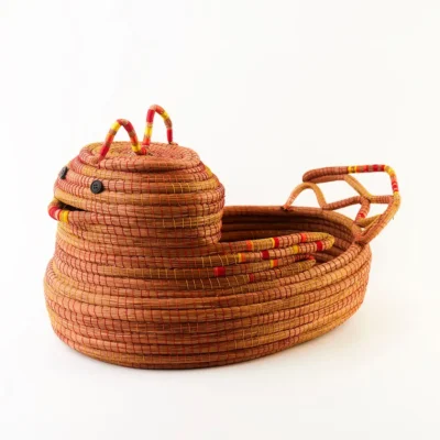 Basket in the shape of a hen
