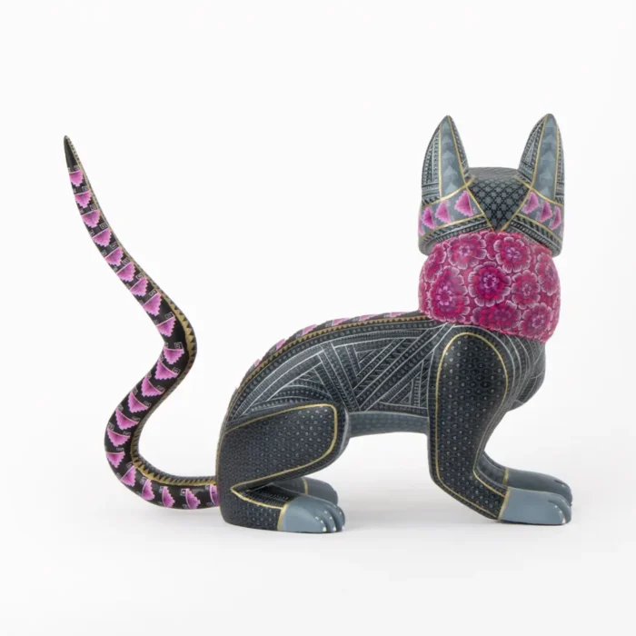 Alebrije de Xoloitzcuintle Collar de Cempasúchil Morado
