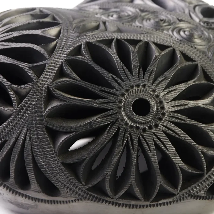 Corazón Mediano Calado Barro Negro