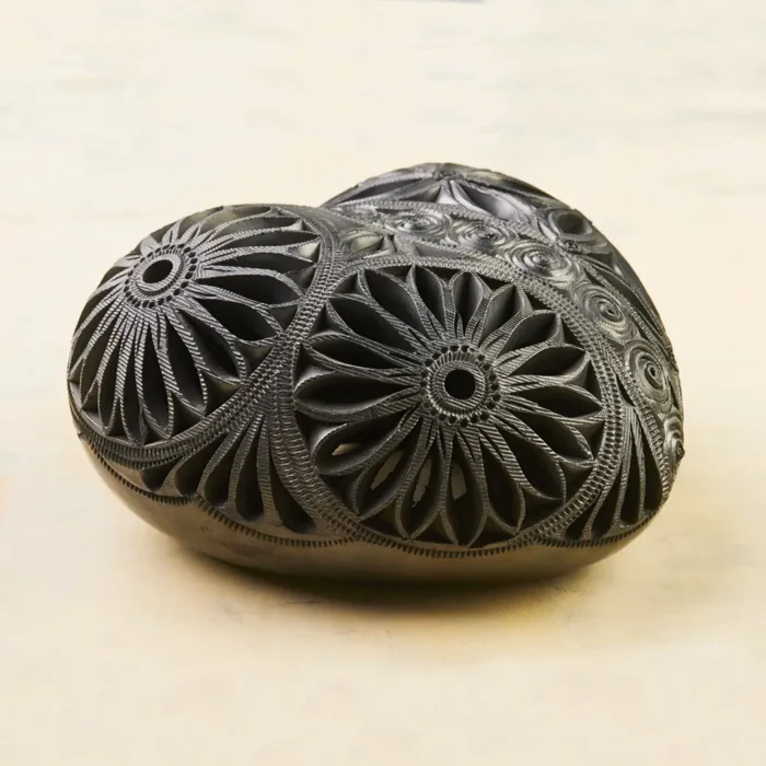 Corazón Mediano Calado Barro Negro