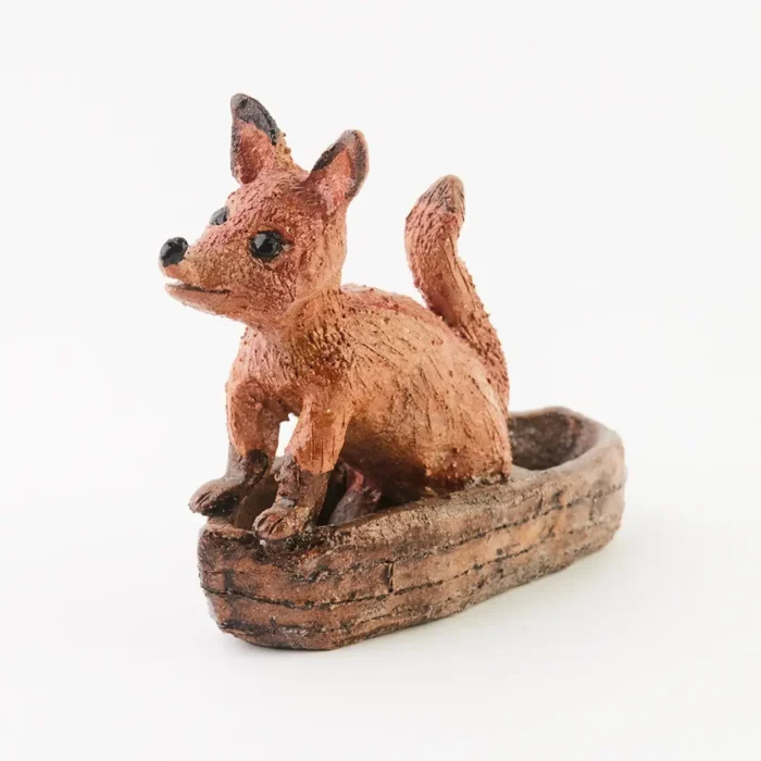 Escultura de zorro acostado