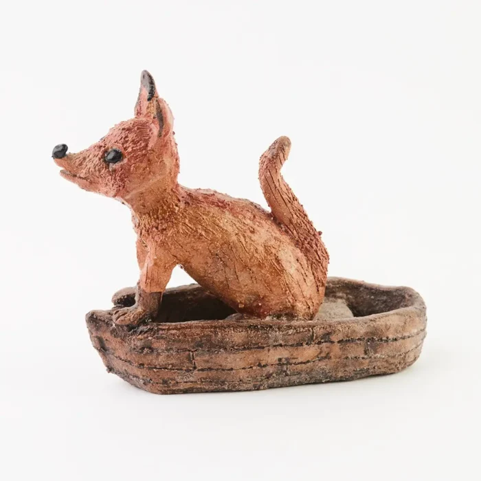 Escultura de zorro acostado