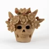 Calaveras de barro natural con flores