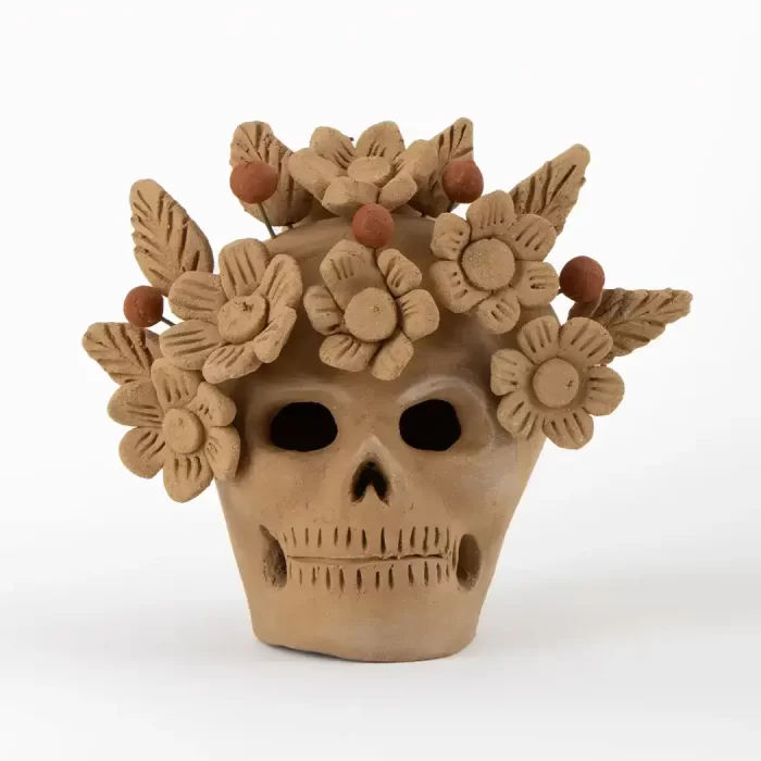 Calaveras de barro natural con flores