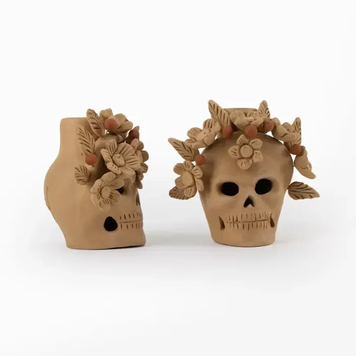 Calaveras de barro natural con flores