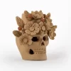 Calaveras de barro natural con flores