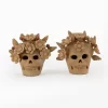 Calaveras de barro natural con flores