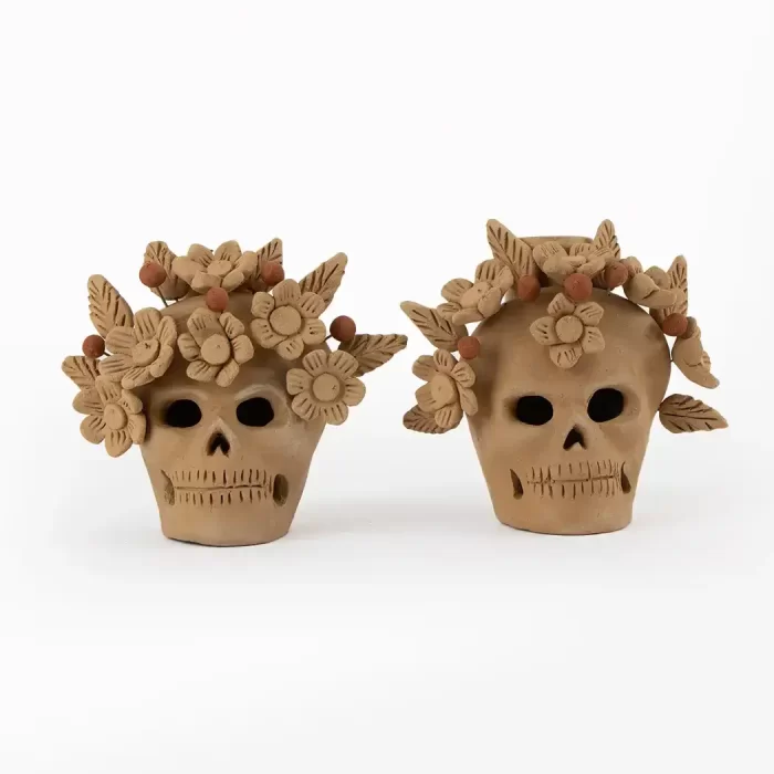 Calaveras de barro natural con flores