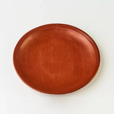 Plato de barro rojo