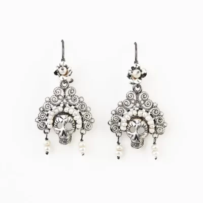 Aretes de filigrana con calavera y perlas