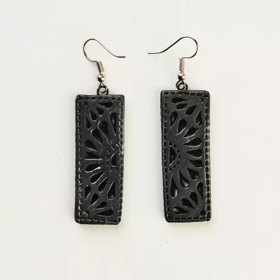 Black mud openwork rectangle earrings