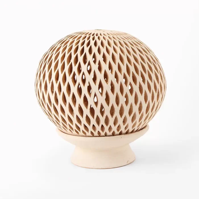 Esfera Mediana de Barro Blanco Calado