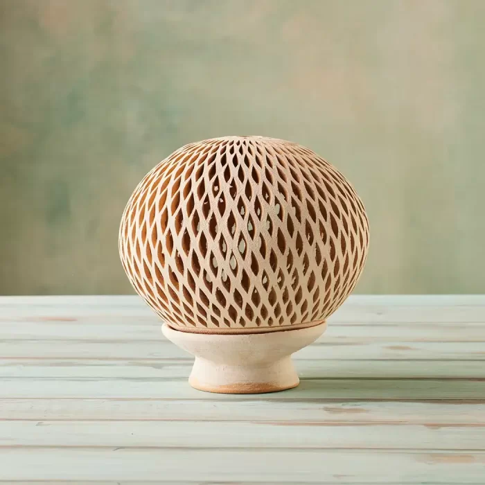 Esfera Mediana de Barro Blanco Calado