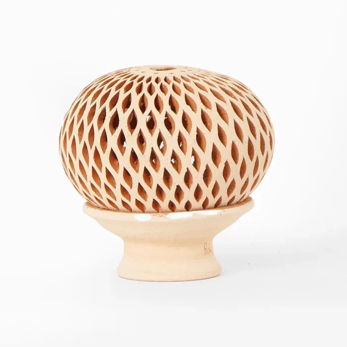 Esfera Mediana de Barro Blanco Calado