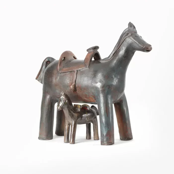 Large horse with engobes and dyes