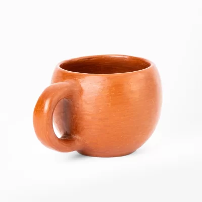 Taza de barro rojo
