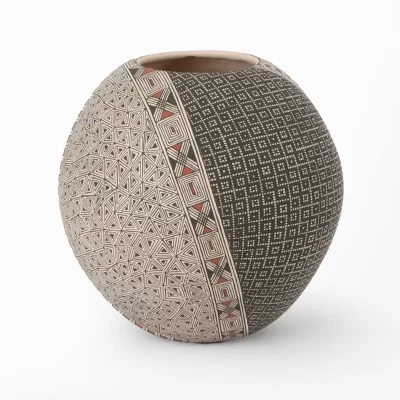 Symmetrical round pot