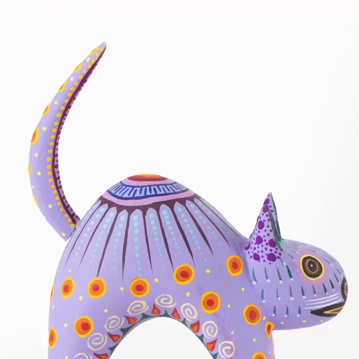 Alebrije de Gato arqueado, chico, color lila