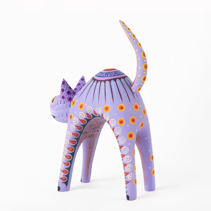 Alebrije de Gato arqueado, chico, color lila