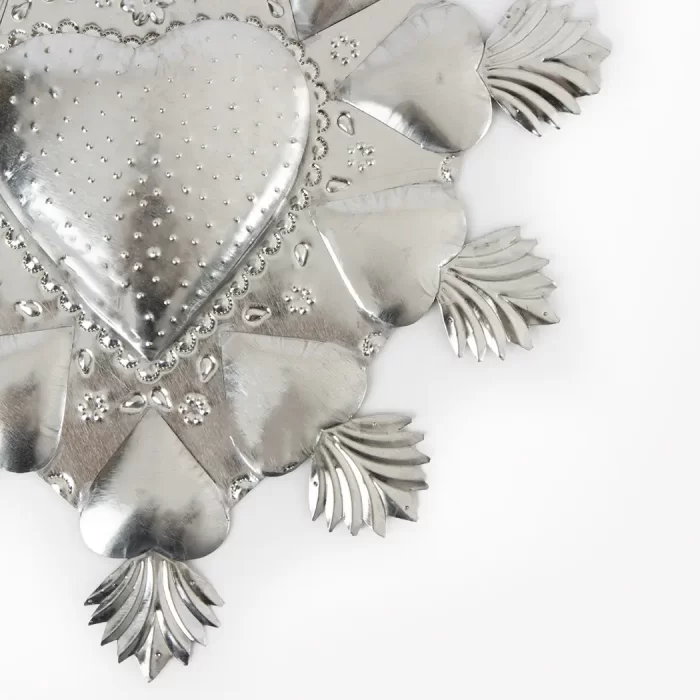 Corazón grande de hojalata