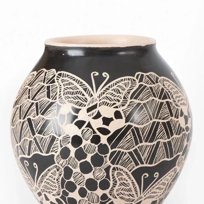 Mariposa pot black with white