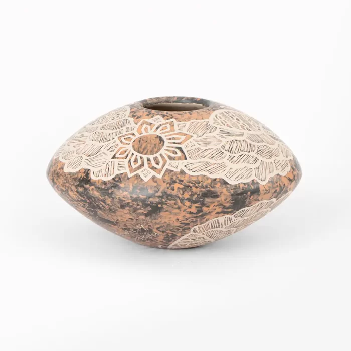 Ollita de cerámica Mata Ortiz a colores con grabado en diferentes diseños