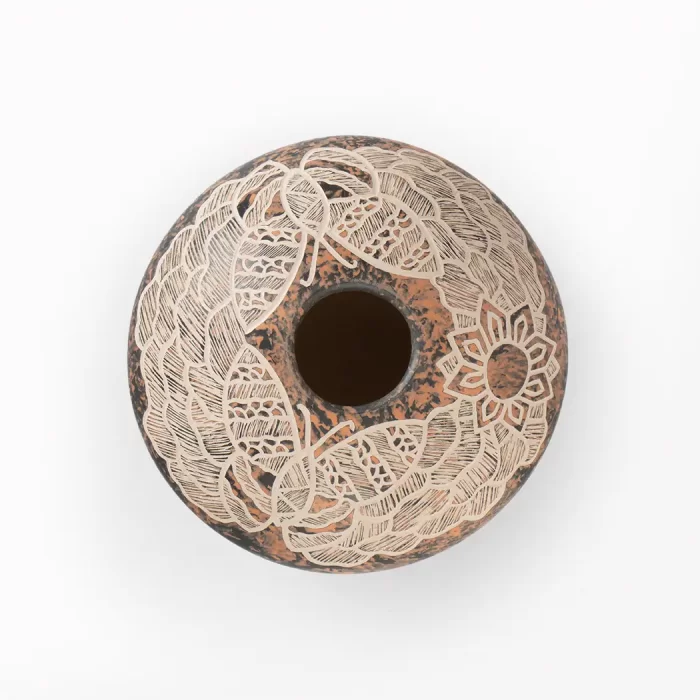 Ollita de cerámica Mata Ortiz a colores con grabado en diferentes diseños