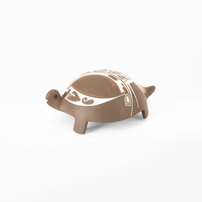 Tortuga mediana en color café con diseños geométricos