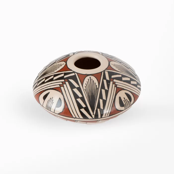 Mata Ortiz ceramic round pot "Estrella".