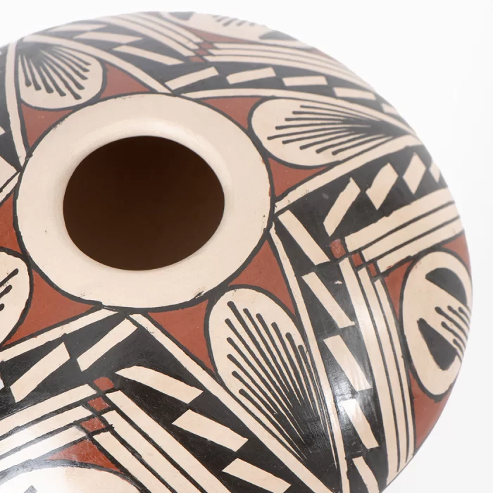 Mata Ortiz ceramic round pot "Estrella".