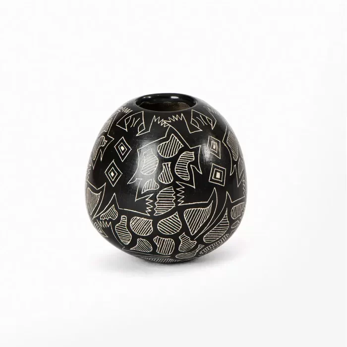 Little black pot with engraving, Mata Ortíz ceramics