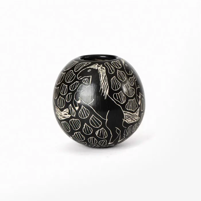 Little black pot with engraving, Mata Ortíz ceramics