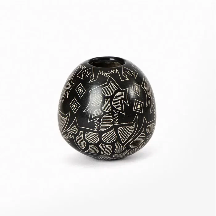 Little black pot with engraving, Mata Ortíz ceramics
