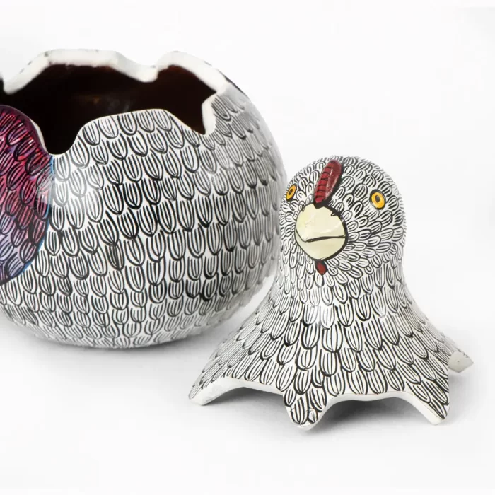 Bule con decorado artesanal "Gallinita blanca"