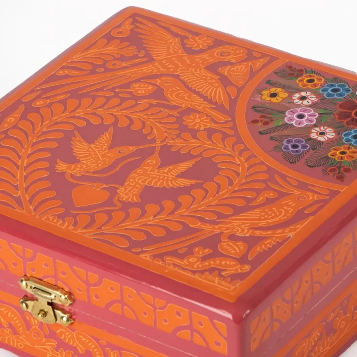 Joyero con cerrojo y decorado Olinalá, color rosa con naranja