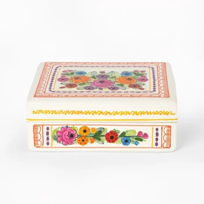 Jewelry box with Olinalá flower decoration