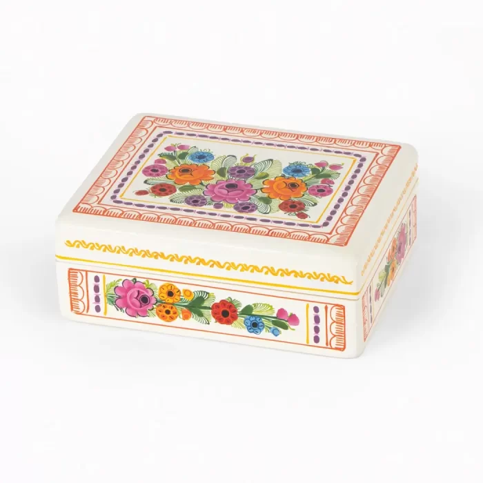 Jewelry box with Olinalá flower decoration
