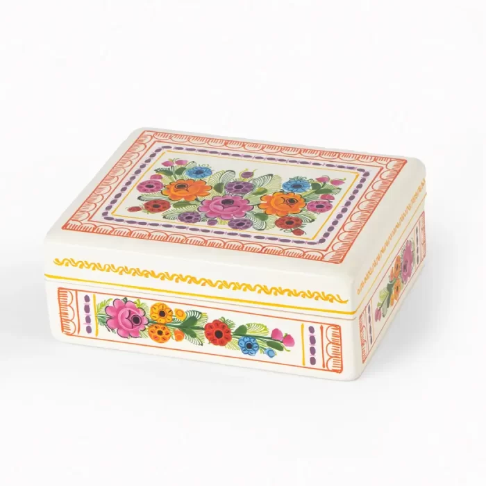 Jewelry box with Olinalá flower decoration
