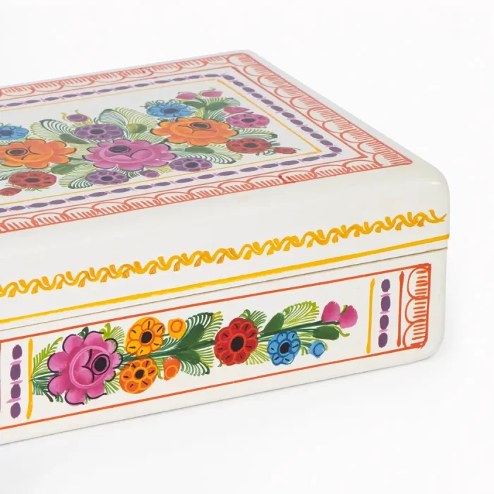 Jewelry box with Olinalá flower decoration