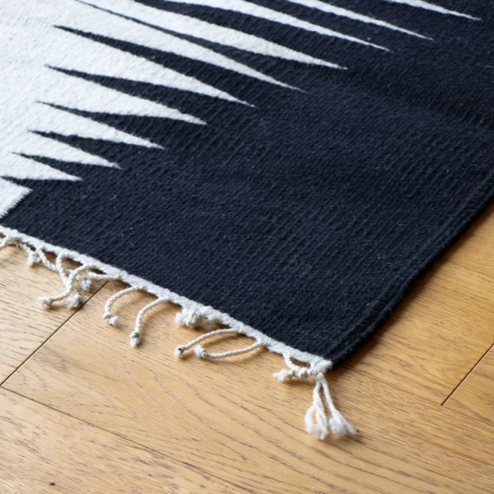 Small black/ecru mat