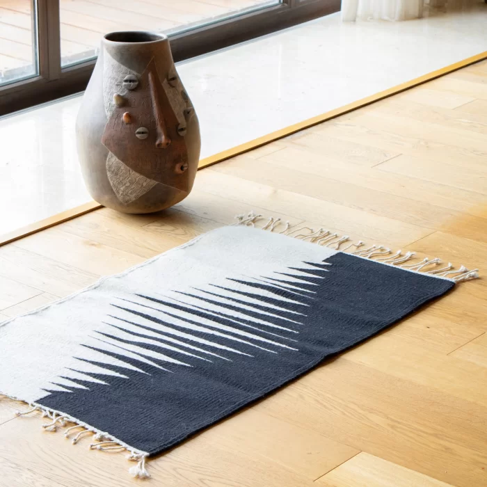 Small black/ecru mat