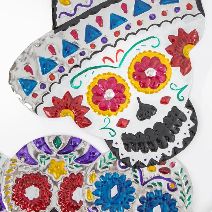 Calavera de hojalata con sombrero