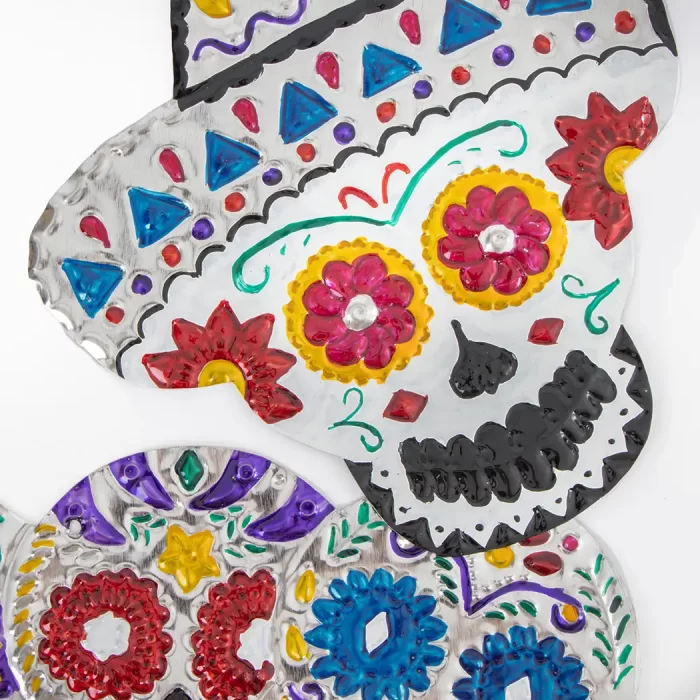 Calavera de hojalata con sombrero