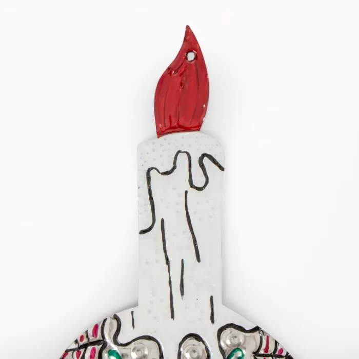 Calavera de hojalata con vela